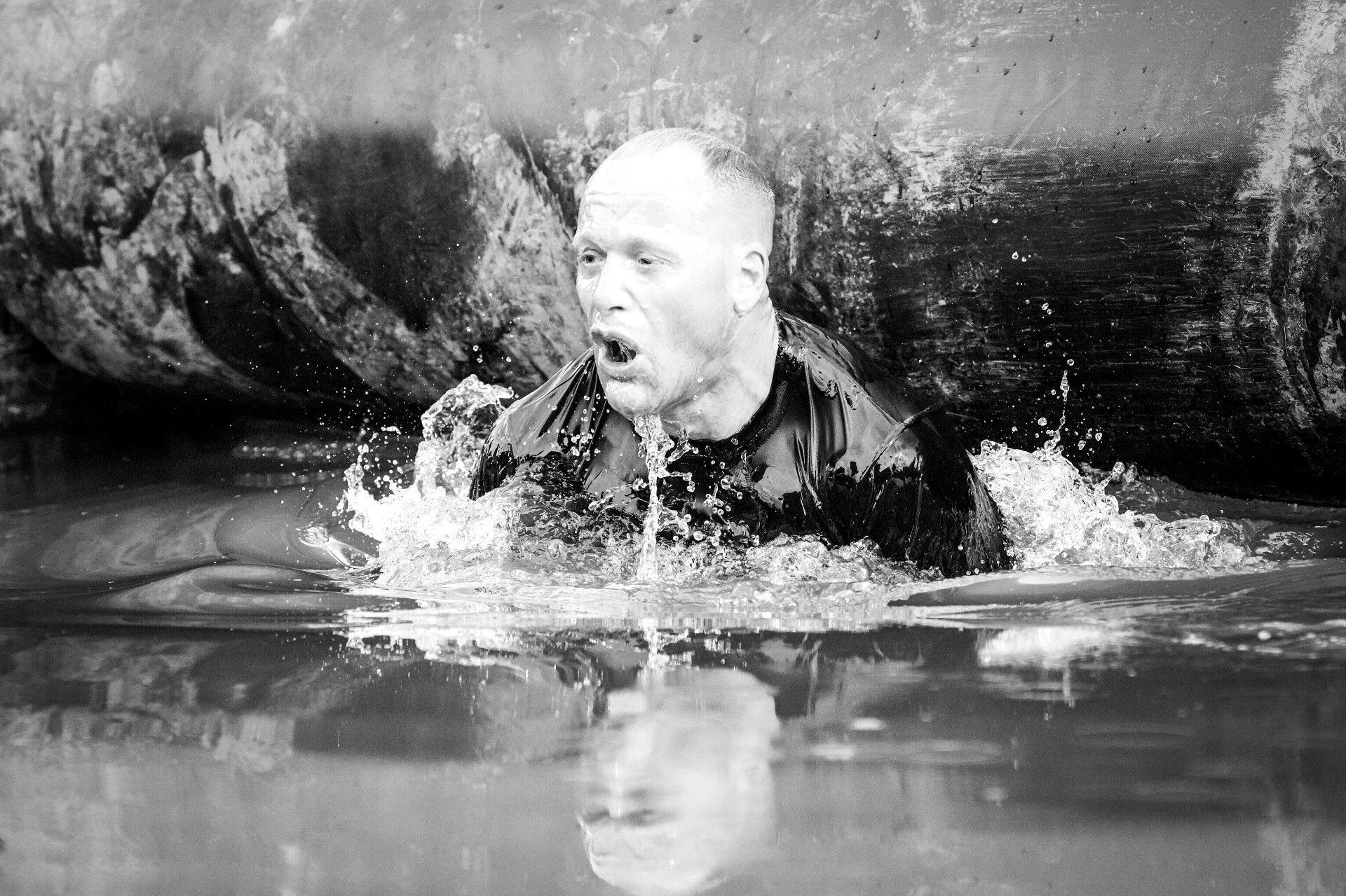Niklas Lindahl, Mud Master Veteran, emerge dal fango durante una gara obstacle race